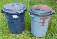 2 - Rubbermaid 32g trash cans with lids