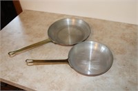 2 Metal Frying Pans