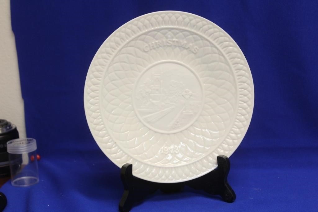 A Belleek 1973 Christmas Plate