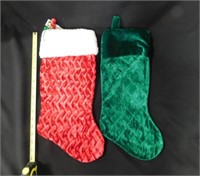 1 green stocking and 1 red stocking