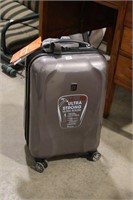 IT HARD SHELL CARRY-ON SUITCASE