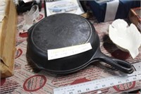 LODGE CAST IRON SKILLET WITH TOP