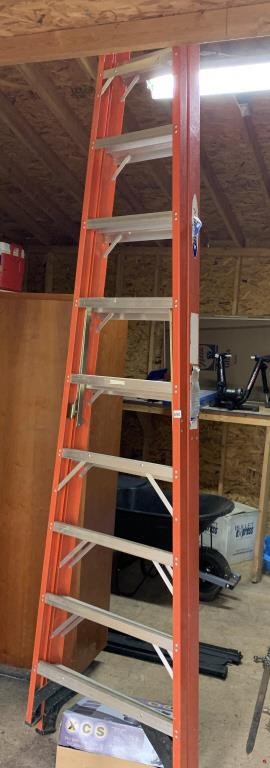 FIBERGLASS LADDER 10'