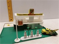 BRITISH PETROLEUM GAS STATION W/ MATCHBOX TOWTRUCK