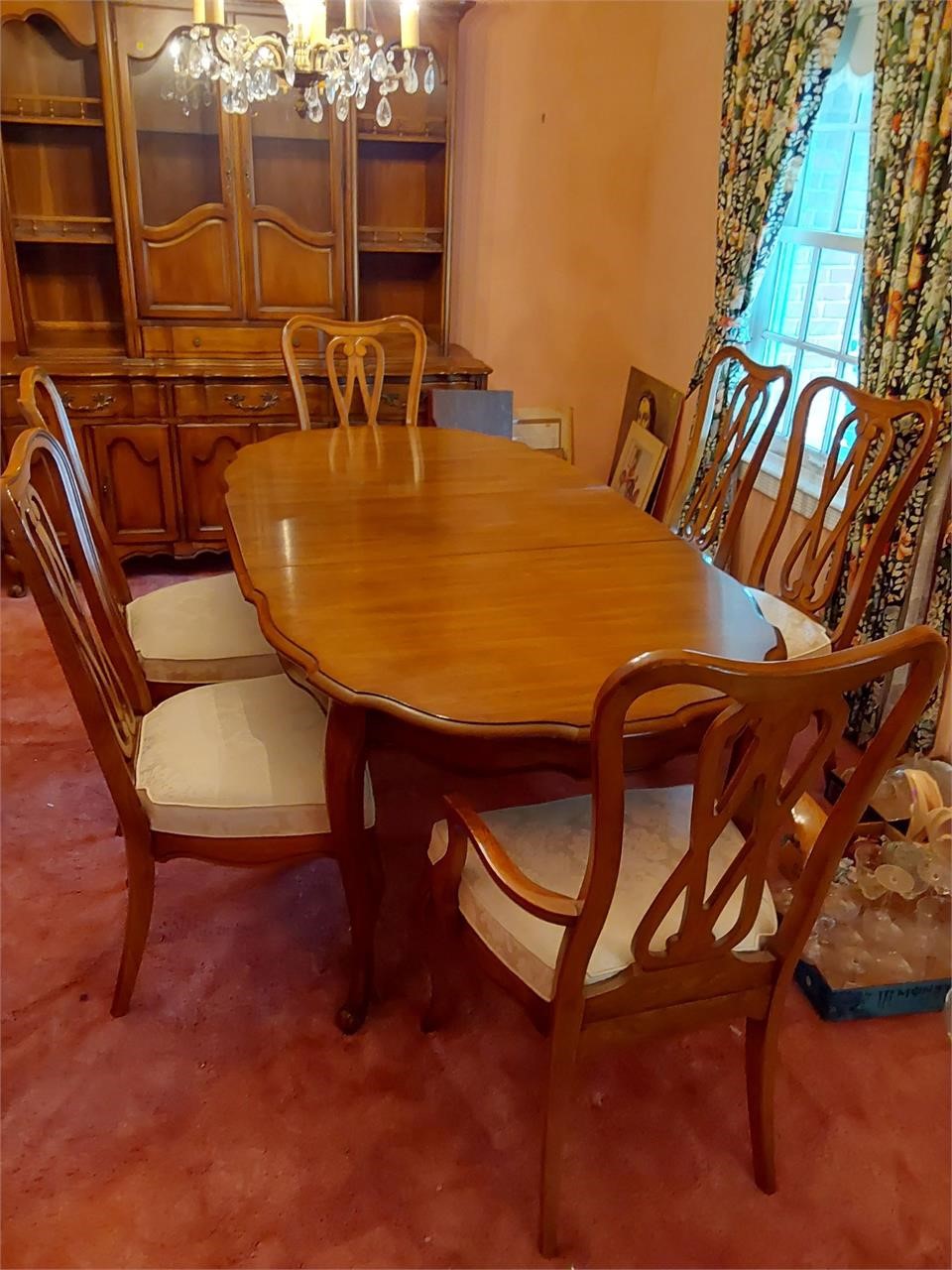 Dining Room Table & 6 Chairs w/ Pad