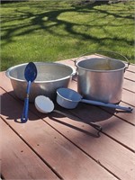 NICE LOT OF VTG DIPPERS AND ALUMINUM POTS