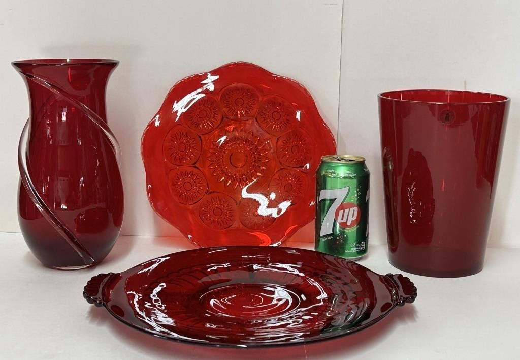 Pièces en verre rouge dont chic vase avec coulis