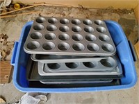 Tote w/lid full of baking pans