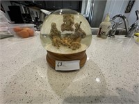 1988 NATIVITY SNOW GLOBE  WITH FONTANINI