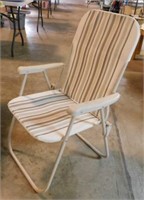 Mesh & metal folding lawn chair - Flip-top storage