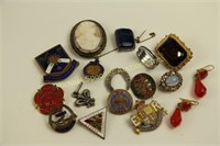 SELECTION OF ENGLISH PRE 1940 COSTUME JEWELLERY