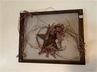 HANGING WIRE SCREEN WITH WOODEN FRAME AND STARS