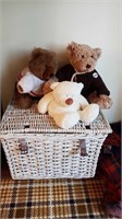 WICKER LIDDED BASKET + 3 TEDDY BEARS