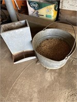 Pig feeder/ bucket with pellets