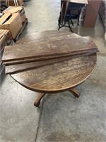 Round Table with 3 Leaves