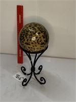 Metal stand with ball/décor