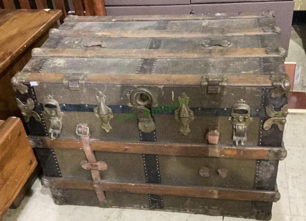 Antique steamer trunk with pull out tray insert,