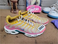 PINK AND YELLOW NIKES SIZE 8