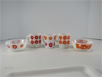 TRAY: 3 RETRO MUGS WITH TWO BOWLS