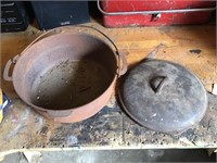 Cast iron Dutch oven no lid, plus no 8 lid