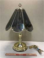 NICE ETCHED GLASS BRASS COLOR TABLE LAMP
