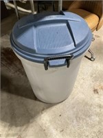Roughneck Rubbermaid Garbage Can 26Gal