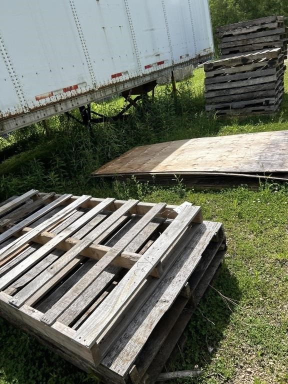 PALLETS & PLYWOOD LOT