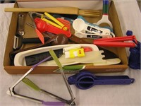 Kitchenware Lot: Juicer Measuring Spoons