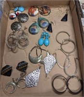 TRAY OF ASSORTED COSTUME JEWELRY EARRINGS