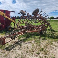 20' Wil-Rich Cultivator w Diamond Harrows