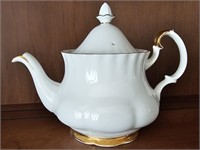Royal Albert small Val d'or teapot