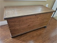 ANTIQUE TRUNK/CHEST