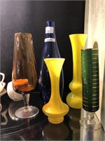 QTY OF VINTAGE COLOURED GLASSWARE