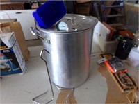 Turkey fryer pan and accessories