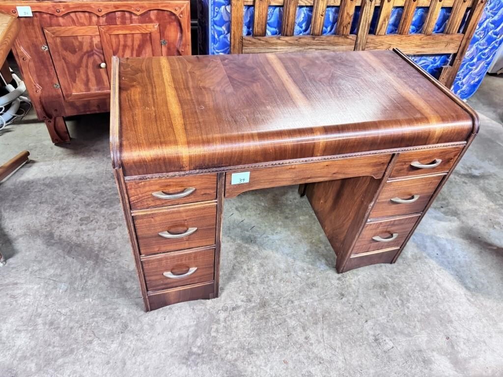 Beautiful Amazing Condition Desk