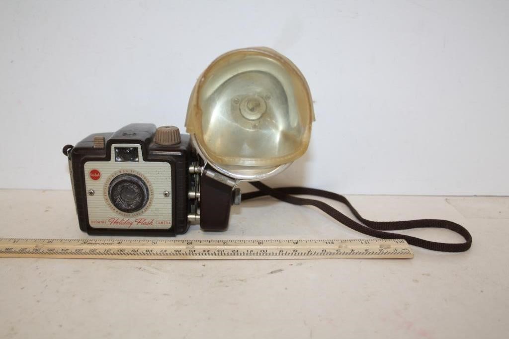 Vintage Brownie Holiday Flash Camera w/Dakon Lens