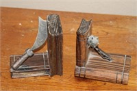 Lot of 2 bookends, flail, scimitar