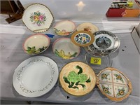 GROUP OF DÉCOR PLATES OF ALL KINDS