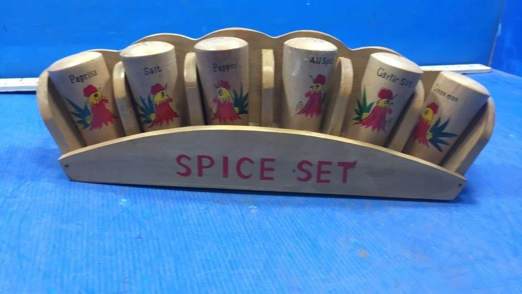 Wood rooster spice set