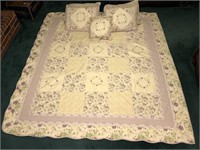 Beautiful Quilt with Matching Decorative Pillows