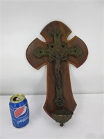 Crucifix en bois et laiton + réservoir à eau