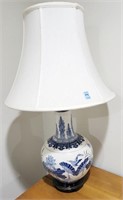 BLUE AND WHITE ASIAN DESIGN TABLE LAMP W/SHADE