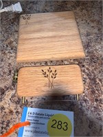 WOODEN CHEESE BOARD AND CUTTER NICE DETAIL