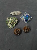 Vintage brooches and a pair of earrings