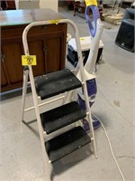 HOOVER VACUUM, STEPLADDER