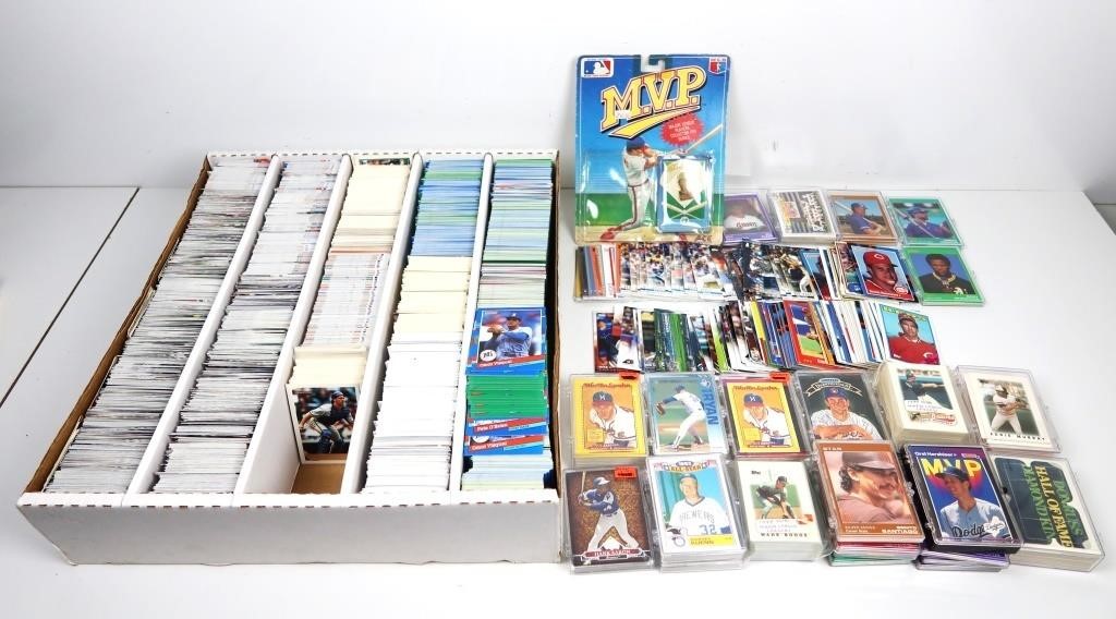 HUGE LOT OF BASEBALL CARDS!