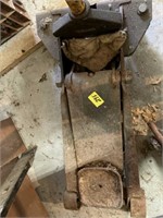 One and a half ton floor jack