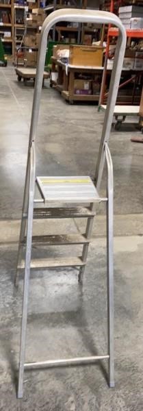 gevechten Misverstand Maan oppervlakte 5' Aluminum Kwikkie Step Ladder | Bauer Auction Service