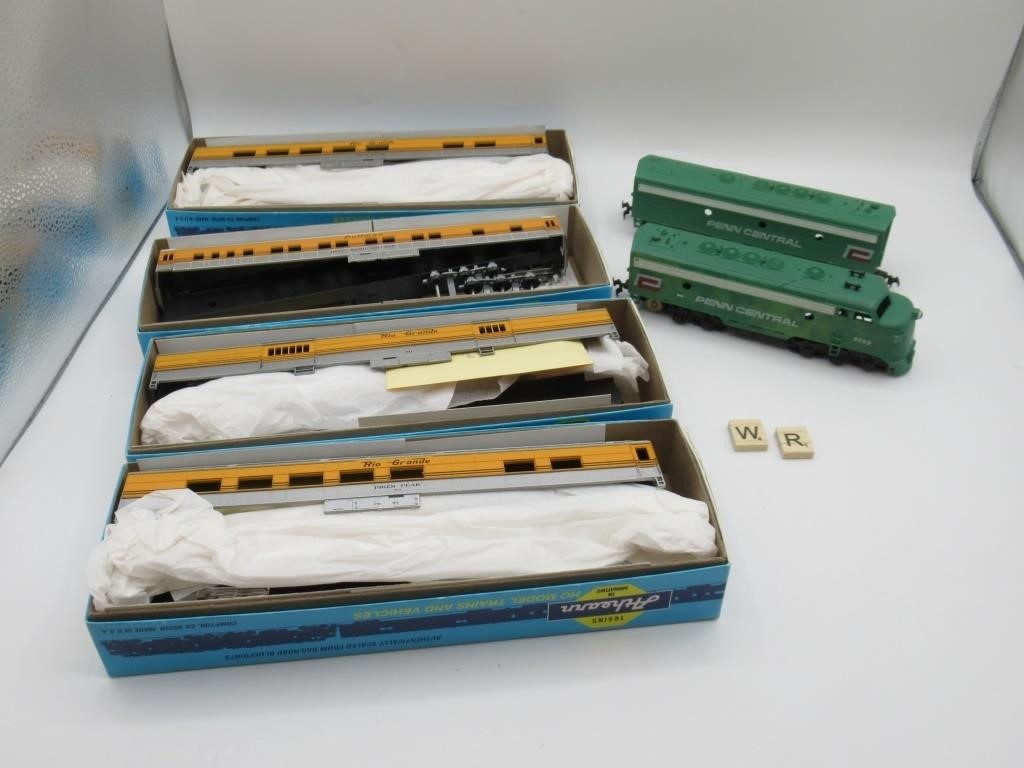 H/O SCALE TRAIN ENGINE WITH CARS