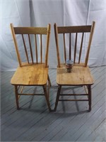 2 chaises en bois dossier à fuseaux